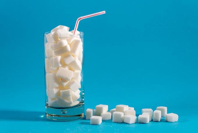 Sladkor spada med enostavne ogljikove hidrate, odvečno količino pa začne naš organizem kopičiti v obliki maščob. | Foto: Getty Images