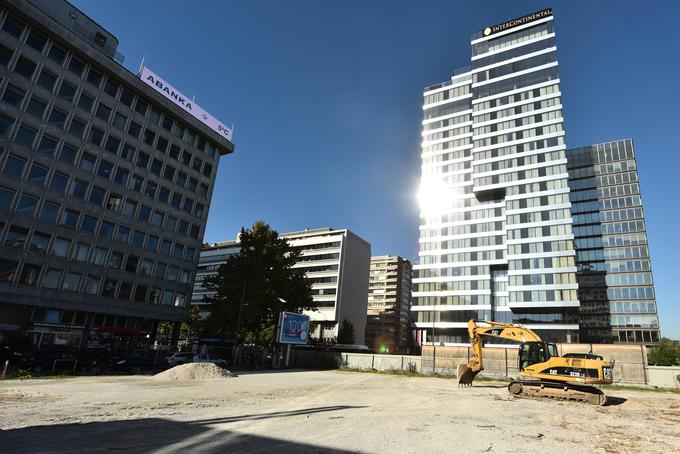 Nasproti Hotela Intercontinental na Bavarskem dvoru so se že začela prva gradbena dela za gradnjo stolpnice Atower. Investitor projekta je Zlatarna Celje. | Foto: STA ,