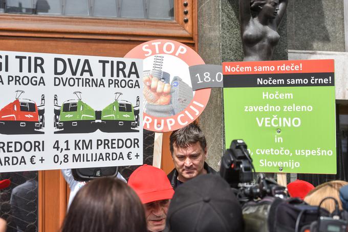 Vili Kovačič je ob ponedeljkovi vložitvi podpisov v DZ priznal, da zbrati 40.000 podpisov ne bo lahko, a si glede na dosedanje pozitivne odzive obeta zadostno podporo tudi v prihodnje. | Foto: STA ,