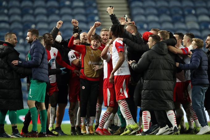 Praška Slavia je v osmini finala zavila v črno Ibrox Park in se uvrstila med osem najboljših.  | Foto: Reuters