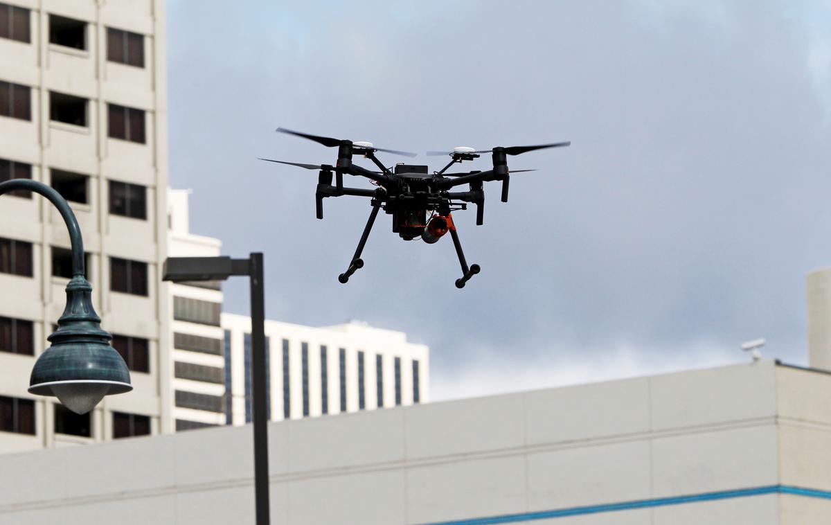 drone brezpilotnik | Tudi droni sodelujejo pri izvajanju ukrepov proti koronavirusu, | Foto Reuters