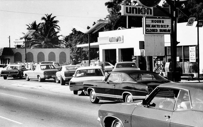 Dolga kolona avtomobilov na Floridi 29. decembra 1973. Vozniki v strahu, da bo zmanjkalo bencina, čakajo pred bencinskim servisom.  | Foto: Guliverimage/Vladimir Fedorenko