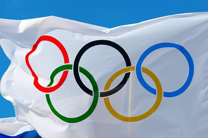 Olimpijske igre. Olipijska zastava. | Poljaki si bodo prizadevali za organizacijo poletnih olimpijskih iger. | Foto Shutterstock