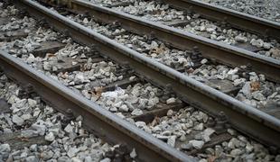 Nesreča vlaka v Indiji zahtevala več deset življenj