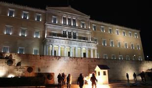 Grki na novo varčevanje odgovorili z ognjem #video