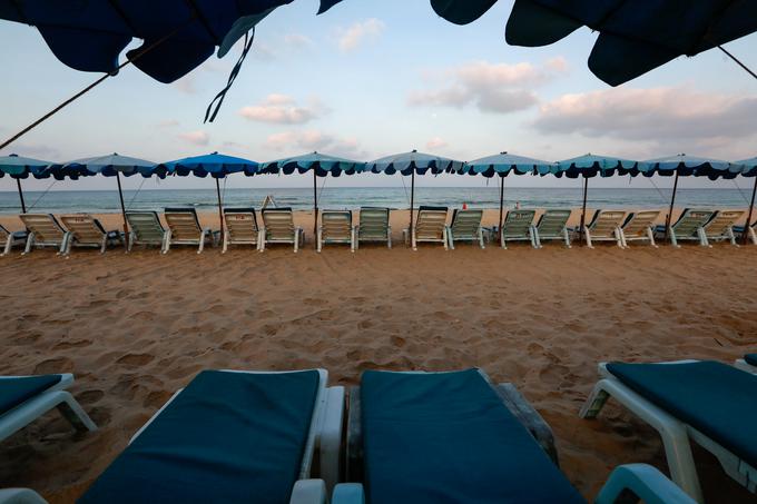 Zaradi virusa Covid-19 bo ogromno škodo doživel tudi turizem. Na fotografiji so prazni stoli na plaži na tajskem Puketu, ki je običajno v tem času natrpan z ljubitelji sonca, morja in zabave. | Foto: Reuters