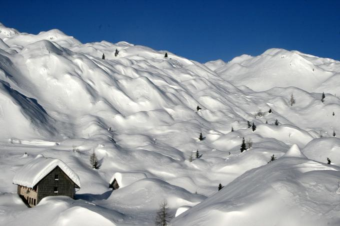 Na prisojnih pobočjih je v sredogorju marsikje že kopno ali pa je snega malo. Čez dan se ojuži le pod okoli 1.300 metri nadmorske višine na osončenih legah, kjer pa je snega že malo. | Foto: Manca Ogrin