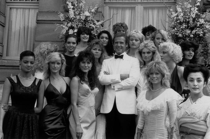 Roger kot Bond, obkrožen z Bondovimi dekleti iz filma Od tarče do smrti (1985). | Foto: Getty Images