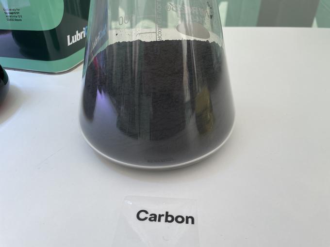 Primer čistega ogljika, ki je zelo lahek. 
 | Foto: Gregor Pavšič