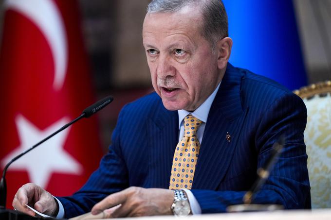 Erdogan je od leta 2002 zmagal na več kot desetih volitvah. 70-letni politik je bil premier med letoma 2003 in 2014, odtlej pa zaseda predsedniški položaj. Nazadnje je bil za nov petletni mandat nanj izvoljen maja lani. | Foto: Guliverimage