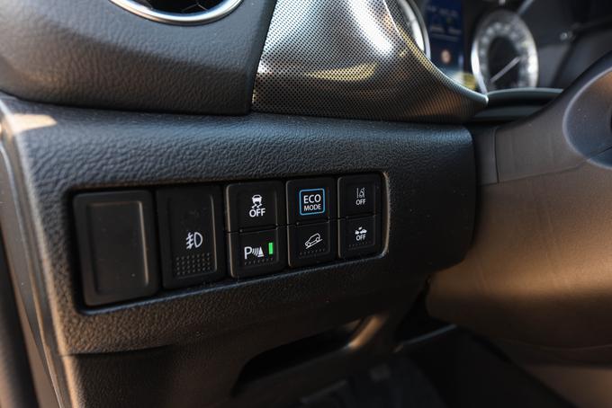 Namestitev "voznih" stkal levo poleg oziroma pod volanom ergonomsko ni najbolj posrečena. | Foto: Gašper Pirman