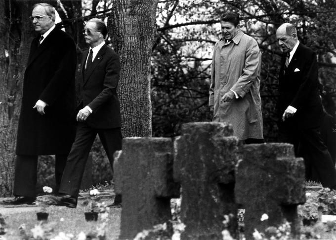 Če je leta 1984 skupno nemško-francosko slovesnost v Verdunu pozitivno odmevala, pa je maja 1985 - vsaj v delu ameriške javnosti - negativno odmeval skupni obisk Kohla in takratnega ameriškega predsednika Ronalda Reagana na vojaškem pokopališču v zahodnonemškem kraju Bitburg. Ta obisk je postal vroča politična afera v ZDA, saj so ameriški novinarji odkrili, da je na pokopališču tudi nekaj grobov pripadnikov zloglasne SS. | Foto: Reuters