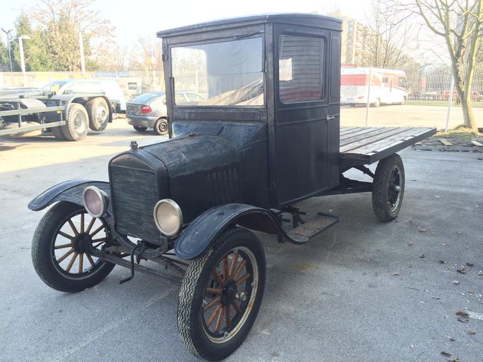 Ford T velja za prvi velikoserijski avtomobil. Motor je bilo treba vžgati še ročno. Ford ga je izdeloval med leti 1908 in 1927. | Foto: Gaber Keržišnik