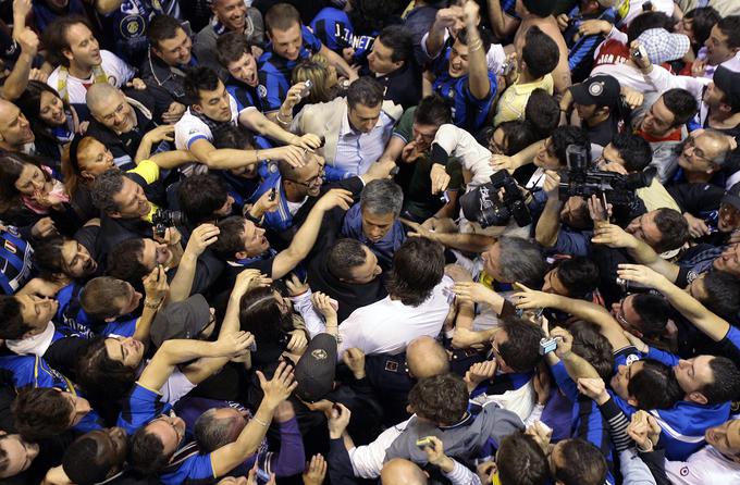Takole so leta 2010 na milanskem letališču trenerja Interja Joseja Mourinha pričakali navijači po izločitvi velike Barcelone v polfinalu lige prvakov. | Foto: Reuters