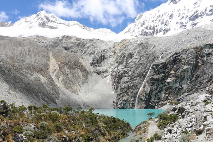 V gorovju Cordillera Blanca v Peruju je 34 ledeniških jezer, ki bi zaradi zdrsov in lomljenja ledenikov lahko ogrozila naselbine v dolinah, je leta 2014 razkrila študija ameriških glaciologov (strokovnjakov za ledenike). Jezero Palpacocha je verjetno najbolj znano med njimi, saj je enkrat že povzročilo prav takšno katastrofo, kakšne se danes bojijo v mestu Huaraz. | Foto: Thinkstock