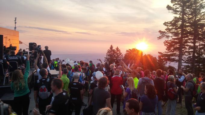 Na Mariborskem Pohorju se je že pred sončnim vzhodom zbrala velika množica ljudi. Betka Šuhel Mikolič, pobudnica projekta Od vzhoda do vzhoda, ocenjuje, da jih je okrog tisoč.  | Foto: Siol.net/ A. P. K.