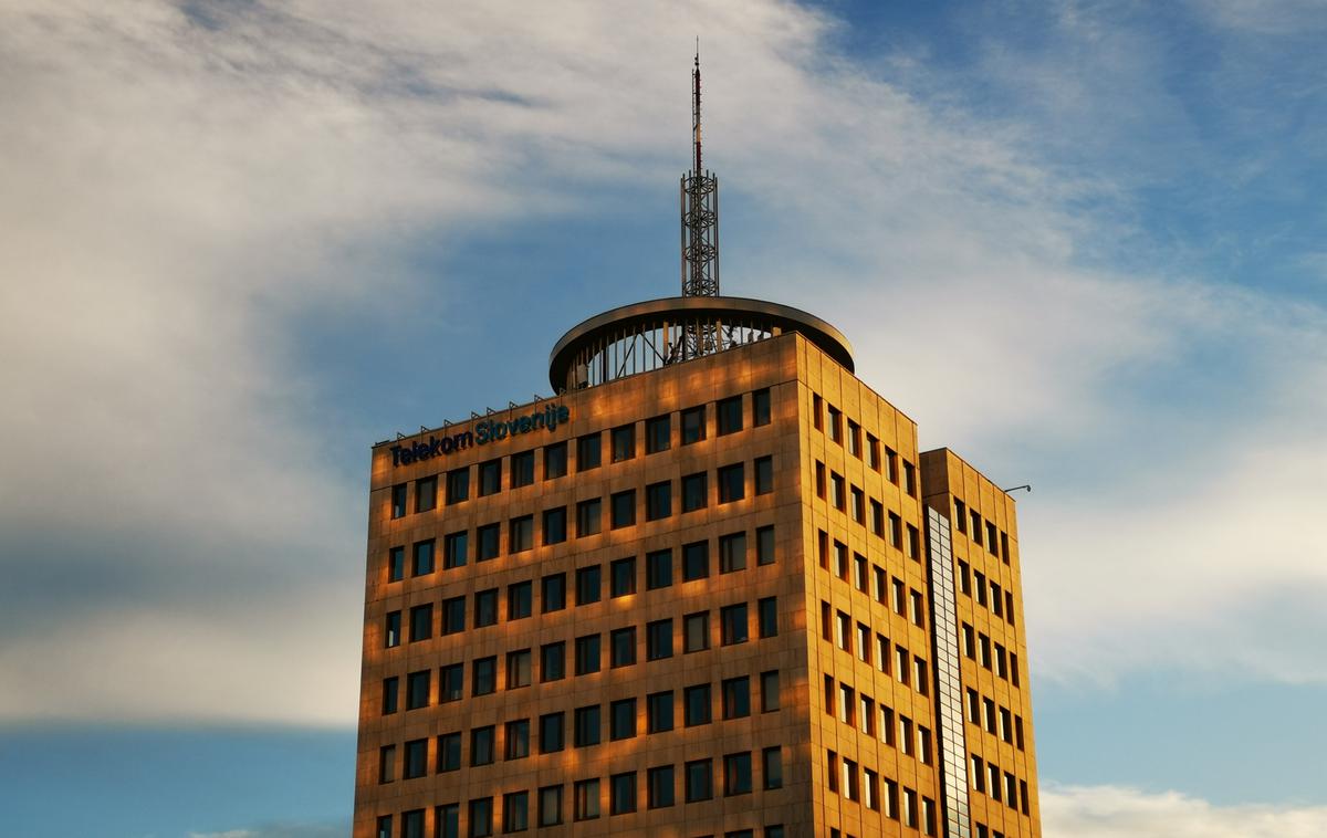 Telekom stavba | Skupina Telekom Slovenije je lani ustvarila 647,2 milijona evrov prihodkov od prodaje, kar je tri odstotke manj kot leto prej. Čisti dobiček se je ustavil pri 24,9 milijona evrov, kar je 23,9 milijona evrov več kot leto prej. | Foto STA