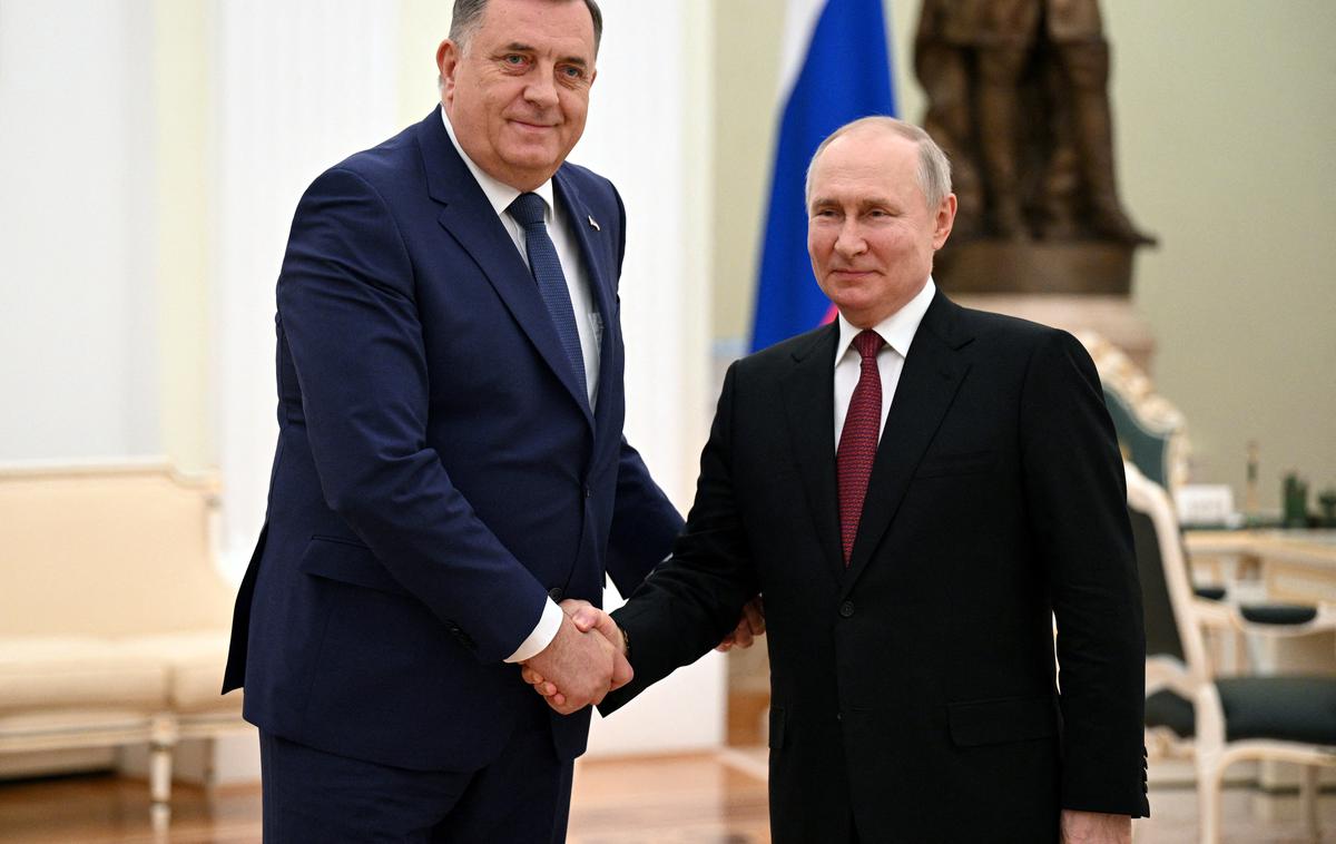 Milorad Dodik, Vladimir Putin | Dodik je prepričan, da evropska varnostna arhitektura nikoli ne bo delovala avtonomno, saj se v okviru Nata na Evropo gleda zgolj kot čezatlantsko trdnjavo ZDA. Ob tem je tudi opozoril, da je EU postala vazal ZDA, poroča srbska tiskovna agencija Tanjug. | Foto Reuters