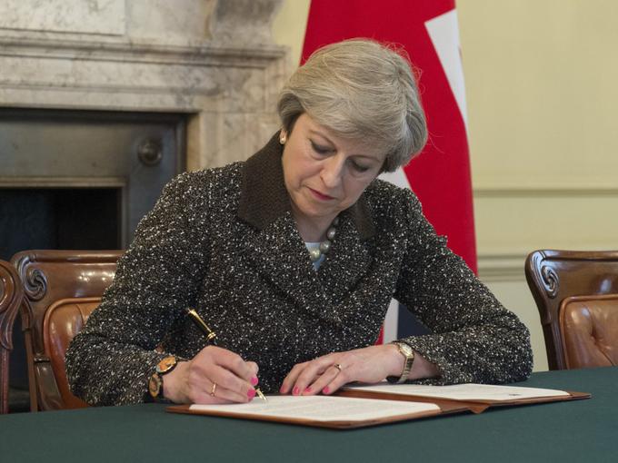 Ta teden je britanska premierka Theresa May presenetila z ostrejšim govorjenjem čez Evropsko unijo. Med drugim je Evropsko komisijo in neimenovane uradnike obtožila vmešavanja v prihajajoče splošne volitve na Otoku. | Foto: Twitter - Voranc