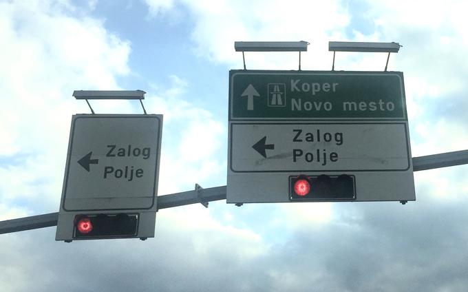 Oznaka nad cesto dovoljuje vožnjo naravnost proti ljubljanski vzhodni obvoznici. | Foto: Gregor Pavšič