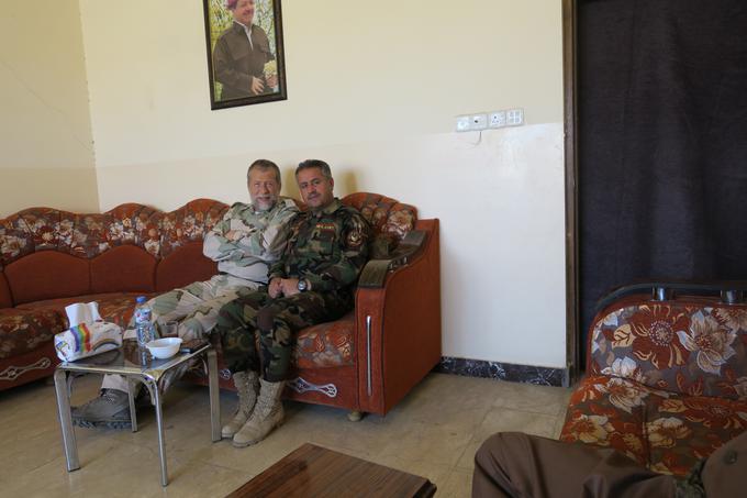 Na prvo linijo nikoli ne bi prišel, če za njim ne bi stal kurdski general, s katerim je predhodno stopil v stik. Pravi, da je k zaupanju pripomoglo tudi to, da je povedal, da piše knjigo o Kurdistanu. | Foto: Bogomil Ferfila