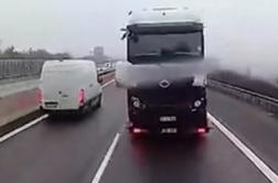 Posnetek z avtoceste, ob katerem vam bo zastal dih #video