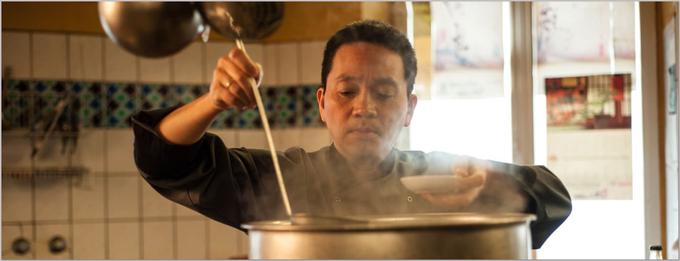 Prijazni vietnamski kuhar Long živi v Varšavi in dela v restavraciji, ki slovi po tradicionalni vietnamski jedi − enolončnici fo. Ko njegov vodja proda restavracijo ambicioznemu nepremičninskemu posredniku, ki želi v ponudbo vključiti različne azijske jedi, se mora Long temu prilagoditi. • V soboto, 9. 10., ob 9.05 na Cinemax 2.* │ Tudi na HBO OD/GO. | Foto: 