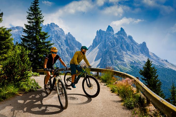 e-kolo, električno kolo, narava, kolesarjenje, rekreacija, hribi | Foto: Shutterstock
