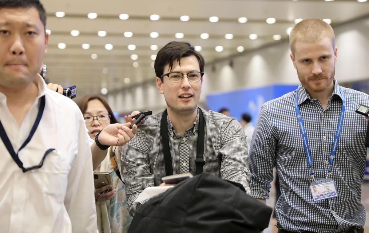 Alek Sigley | Študent Alek Sigley je ob prihodu v Peking dejal, da se počuti dobro. | Foto Reuters
