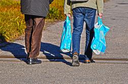 Eno leto brez plastičnih vrečk: vse več kupcev v trgovino prinese svojo