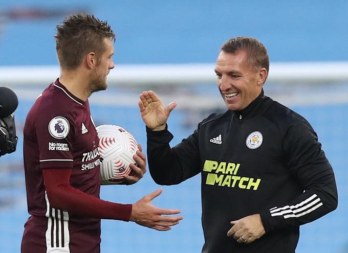 Brendan Rodgers je od srca čestital trikratnemu strelcu Jamieju Vardyju, ki mu je pripadlo spominsko darilo, žoga. | Foto: Reuters