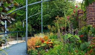 Trendi ureditve vrtov – kaj je in in kaj je avt