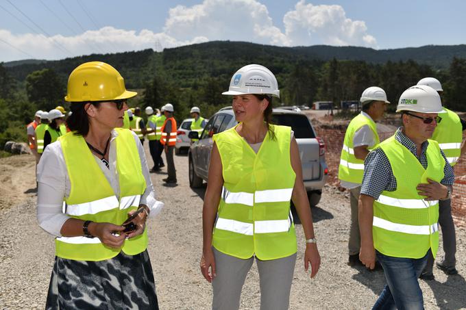Infrastrukturna ministrica Alenka Bratušek (v sredini) je ob razveljavitvi razpisa ponudnike pozvala, naj ravnajo odgovorno in ne zavlačujejo postopkov. | Foto: STA ,
