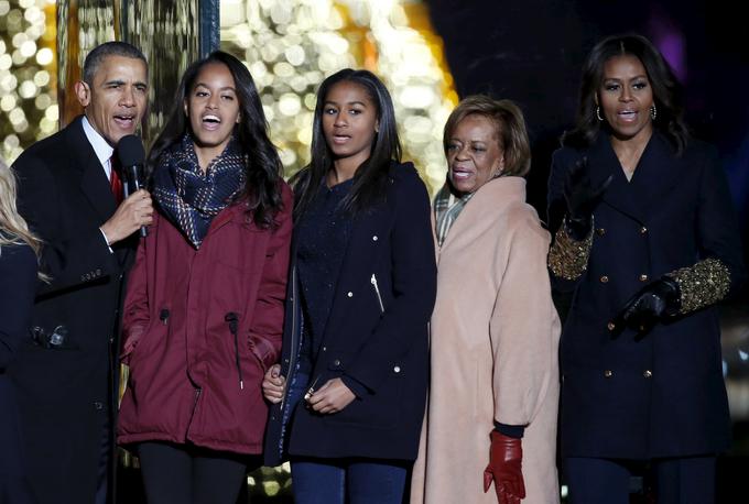 Z Barackom in Michelle Obama ter njunima hčerkama že nekaj let živi tudi Michellina mama (druga z desne) | Foto: Reuters