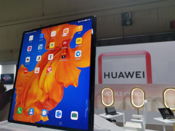 Pregibni pametni telefon Huawei Mate Xs | Foto: Reuters