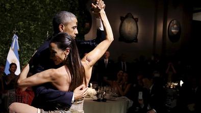 Obama z mično plesalko zaplesal tango (video)