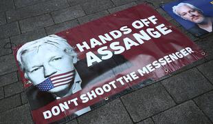 Twitter gorel: Bo Trump pomilostil Assangea?