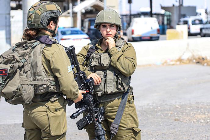Izraelski vojakinji | Izraelski vojakinji na eni od nadzornih točk na Zahodnem bregu. | Foto Guliverimage