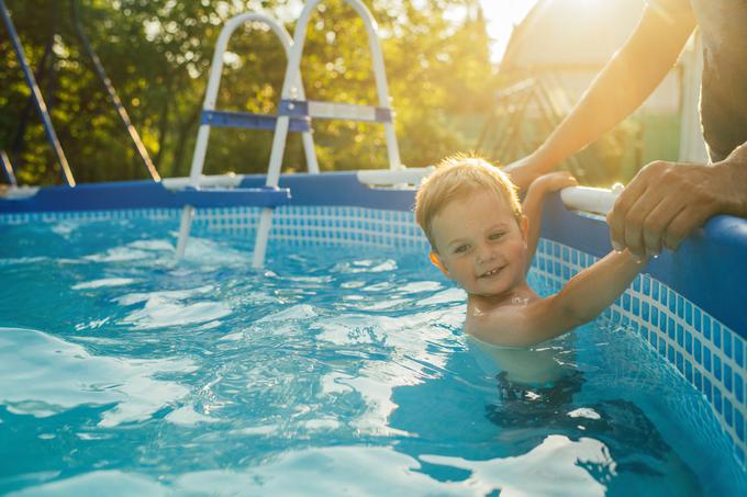 Majhnim otrokom in neplavalcem bodimo vedno na dosegu roke. | Foto: Getty Images