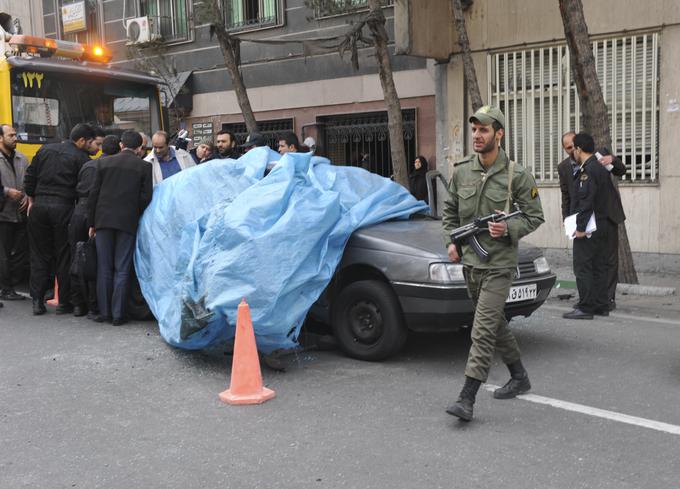Med letoma 2010 in 2012 je najverjetneje izraelski Mosad izvedel vrsto atentatov na iranske jedrske znanstvenike. Na fotografiji: avtomobil Mostafa Ahmadija Rošana, ki je umrl januarja 2012 zaradi eksplozije magnetne bombe. To je napadalec na motorju med vožnjo pritrdil na njegov avtomobil. | Foto: Reuters