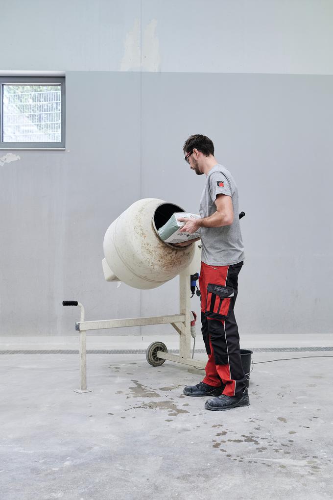 Beton Baumit ALL IN je prvi suhi beton, ki ga lahko damo v mešalnik ali posodo za mešanje skupaj z vrečo. | Foto: 