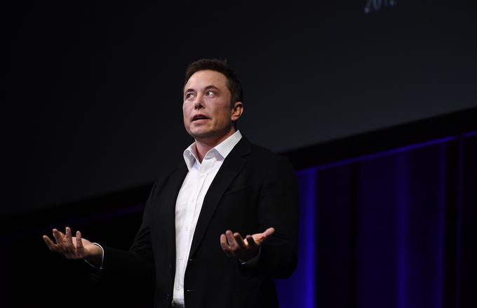 Elon Musk velja za podjetnika, ki rešuje velike probleme človeštva. Med drugim velja za enega od utemeljiteljev sodobnega spletnega bančništva (PayPal), sodobnega serijskega električnega avtomobila (Tesla), cenejših prevozov tovora in morda kmalu tudi posadke v vesolje (SpaceX). Odpraviti želi tudi dolge potovalne čase (Hyperloop in Boring Company), z Neuralinkom pa želi zagotoviti, da bo lahko človeštvo živelo v sožitju z umetno inteligenco, ko ta postane pametnejša od nas. | Foto: Getty Images