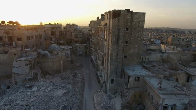 Sirske vladne sile so z letalsko pomočjo Rusije vse bližji zasedba uporniškega mesta Alep na severu države. Do zdaj so Američani, Britanci in Francozi, ki v Siriji tudi izvajajo vojaške akcije proti Islamski državi, križem rok opazovali sirsko-rusko obleganje mesta. Bodo posegli in sprožili odkrit vojaški spopad? | Foto: Reuters