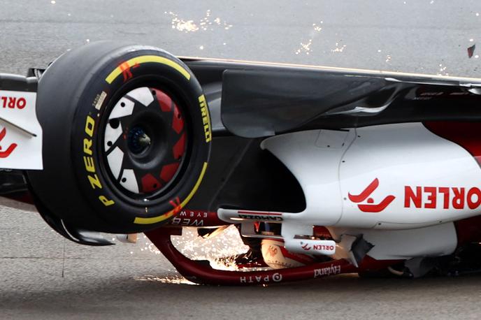 Silverstone Džov | Brutalna nesreča Guanjuja Džova v prvem zavoju. Drsel je obrnjen na glavo in skoraj poletel na tribuno. | Foto Reuters