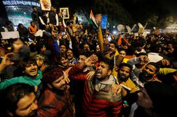 V spopadih na protestih v Indiji ubitih več ljudi