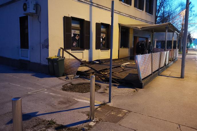 Nesreča Žalec | Terasa lokala, čez katero je zapeljal športni terenec znamke BMW, je skoraj povsem uničena. | Foto Matic Tomšič