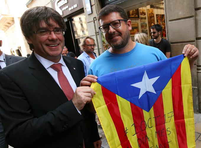 Predsednik katalonske regionalne vlade Carles Puigdemont (levo) vztraja pri izvedbi referenduma, čeprav mu je španski državni tožilec zagrozil s pregonom. | Foto: Reuters
