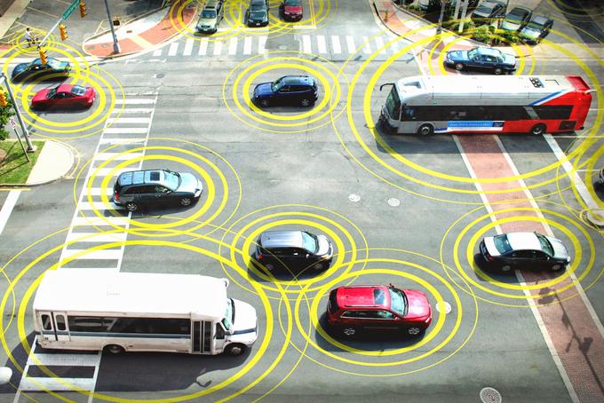 Vizija prihodnosti, ko bodo vsa vozila komunicirala med seboj in si izmenjavala informacije. | Foto: Reuters