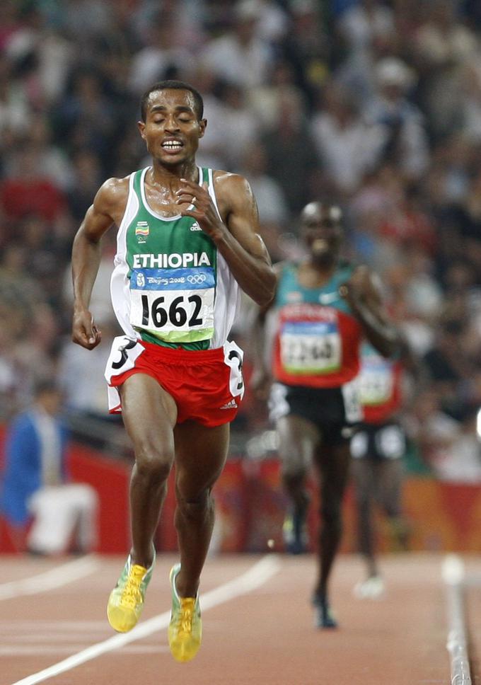 Izjemen tek Bekeleja v finalu teka na 5000 metrov na olimpijskih igrah v Pekingu leta 2008. V ozadju Kipchoge. | Foto: Reuters