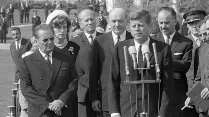 Film med drugim razkrije zakulisni dogovor med ameriškim predsednikom Johnom F. Kennedyjem in jugoslovanskim maršalom Titom. Mit ali resnica?  │ Foto: HBO | Foto: 